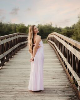 One of those years filled with lasts, firsts, big decisions, and figuring out what comes next. Here’s to making the most of senior year, Jordan. 🎓💖

#CentralHighSchoolSenior #ClassOf2027 #SeniorPictures #IllinoisSeniorPhotographer #LibbyLouImages